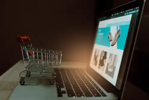 E-commerce 5 computador mostrando uma loja virtual, e-commerce