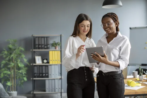 Site Institucional 4 Duas mulheres segurando um tablet